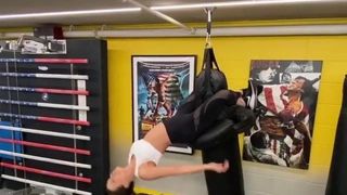 Kate beckinsale se aferra al saco de boxeo con las piernas