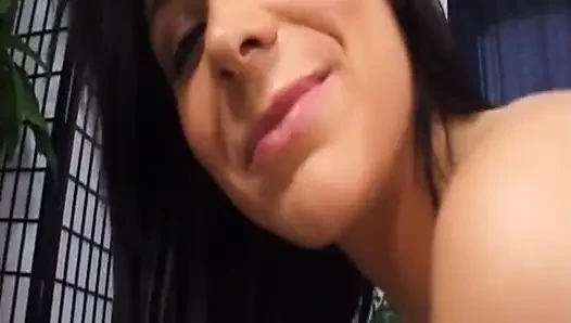 Olgun orta yaşlı seksi kadın yarağa binerken derin parmaklanıyor