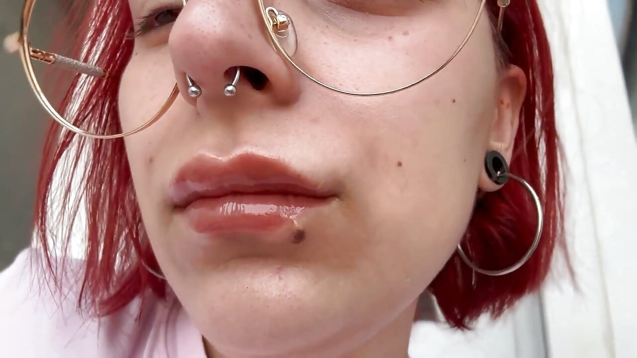 Zbliżenie palenie z lipgloss