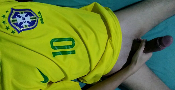 Brasilianischer Junge zeigt ihren Körper und masturbiert ihren großen, dicken, rasierten Schwanz, der Brasilien bei der WM anfeuert