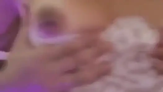 Cewek semok latina lagi asik masturbasi di ranjang temannya sendiri