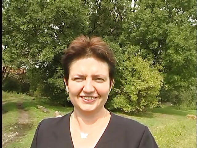 Sundar paripakv mahila kar ke pas bahar ek aadmi ka lnd ura rahi hai