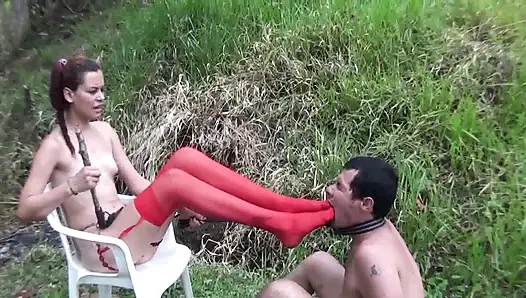 Lina kölesine işkence ediyor