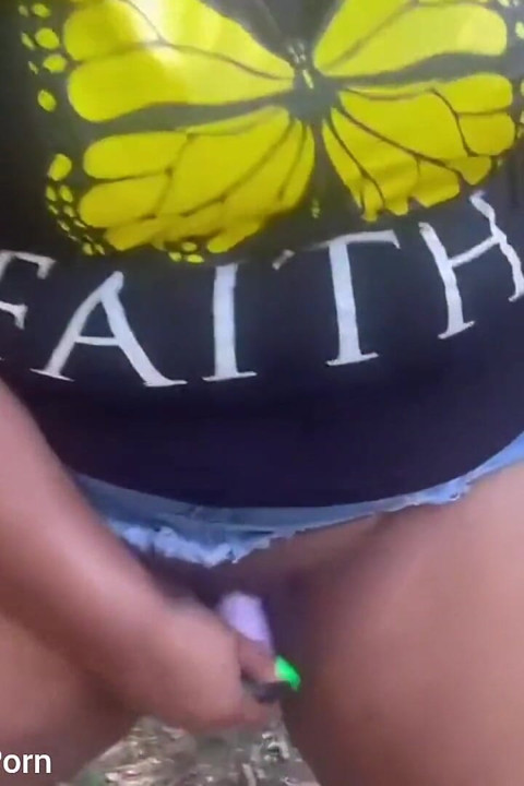 在戶外操我的屄 呻吟噴水高潮