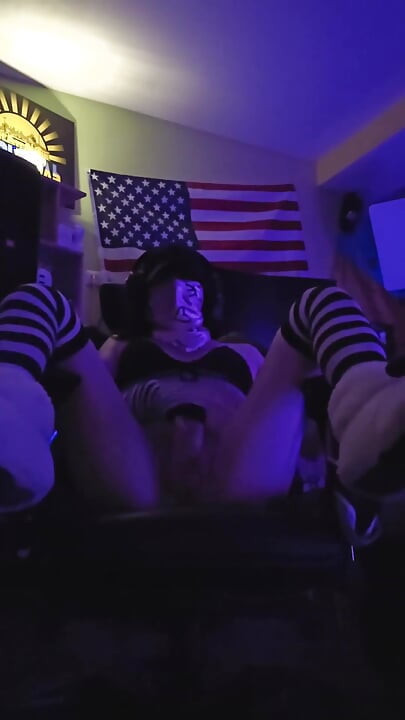 Alisaxxxcumshot izvodi intenzivnu solo crossdressing fantaziju ove večeri