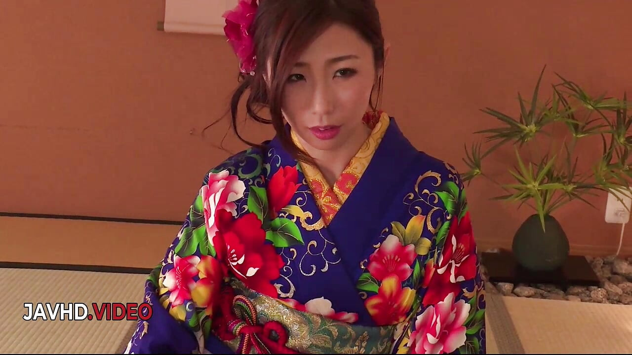 Ayumi Shinoda Sizzles i Kimono med käftande avsugning prestanda live på cam