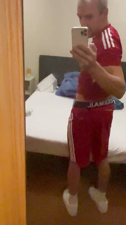 Deportista masturbándose con uniforme de fútbol