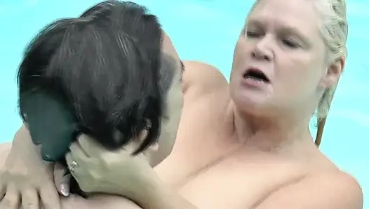 Yüzme havuzunda büyük memeli ateşli kadınla sikiş
