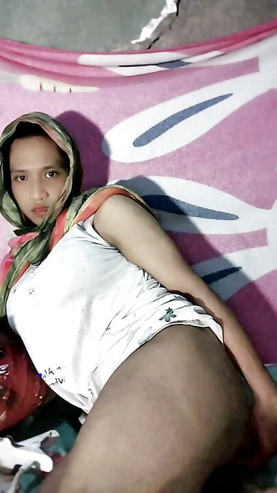 Hijab shemale fucks with eggplant and masturbation