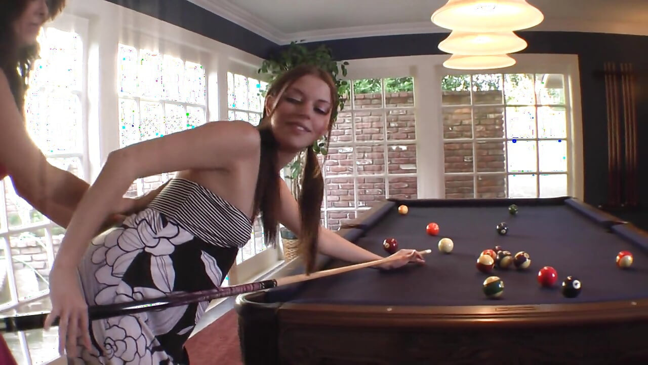 딜도로 수영장 테이블에서 하는 발정난 소녀들