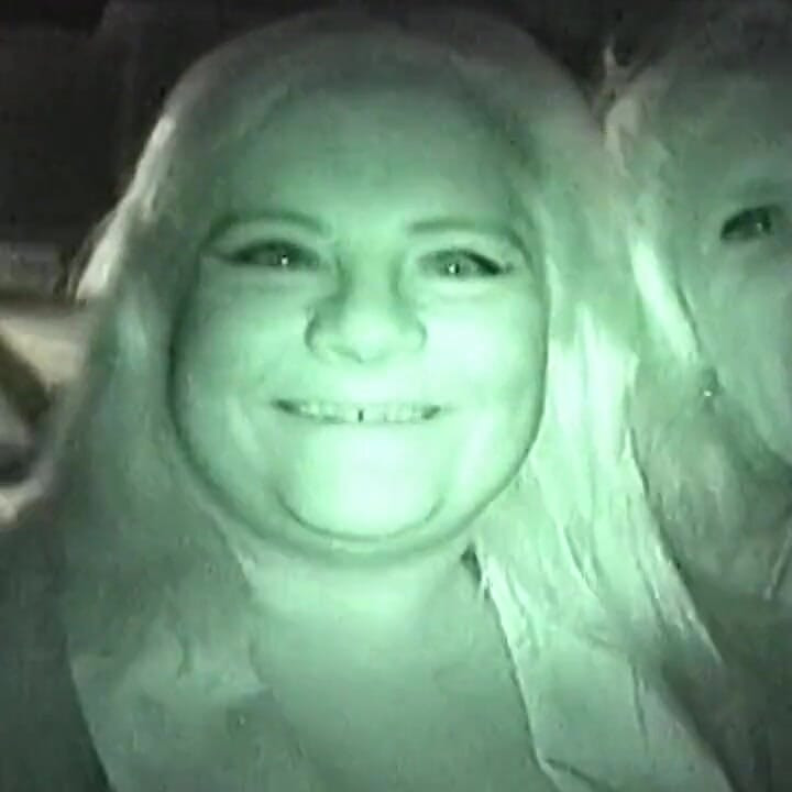 Blond milf ssie Kutasa Glory Hole i pokazuje kapiące spust tyłek