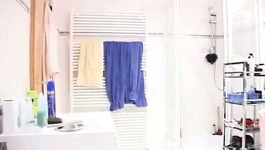 Hübsches teen wäscht ihren sexy körper