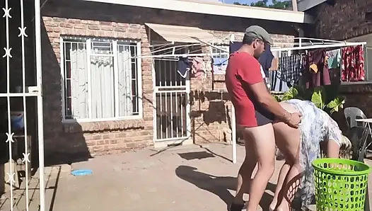 Outdoor-ficken beim ausziehen der wäsche