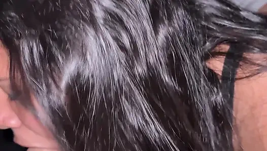 Ibu tiri terangsang membangunkan saya dengan blowjob lezat dengan banyak air liur