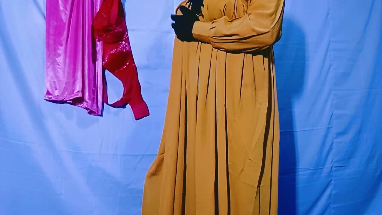 Hintli evli kadın makinede dikiş dikiyor ama başka düşünceleri de var
