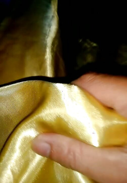 黄色缎面长礼花自慰
