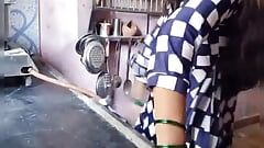India chica Pooja consigue una corrida en la cocina de su novio