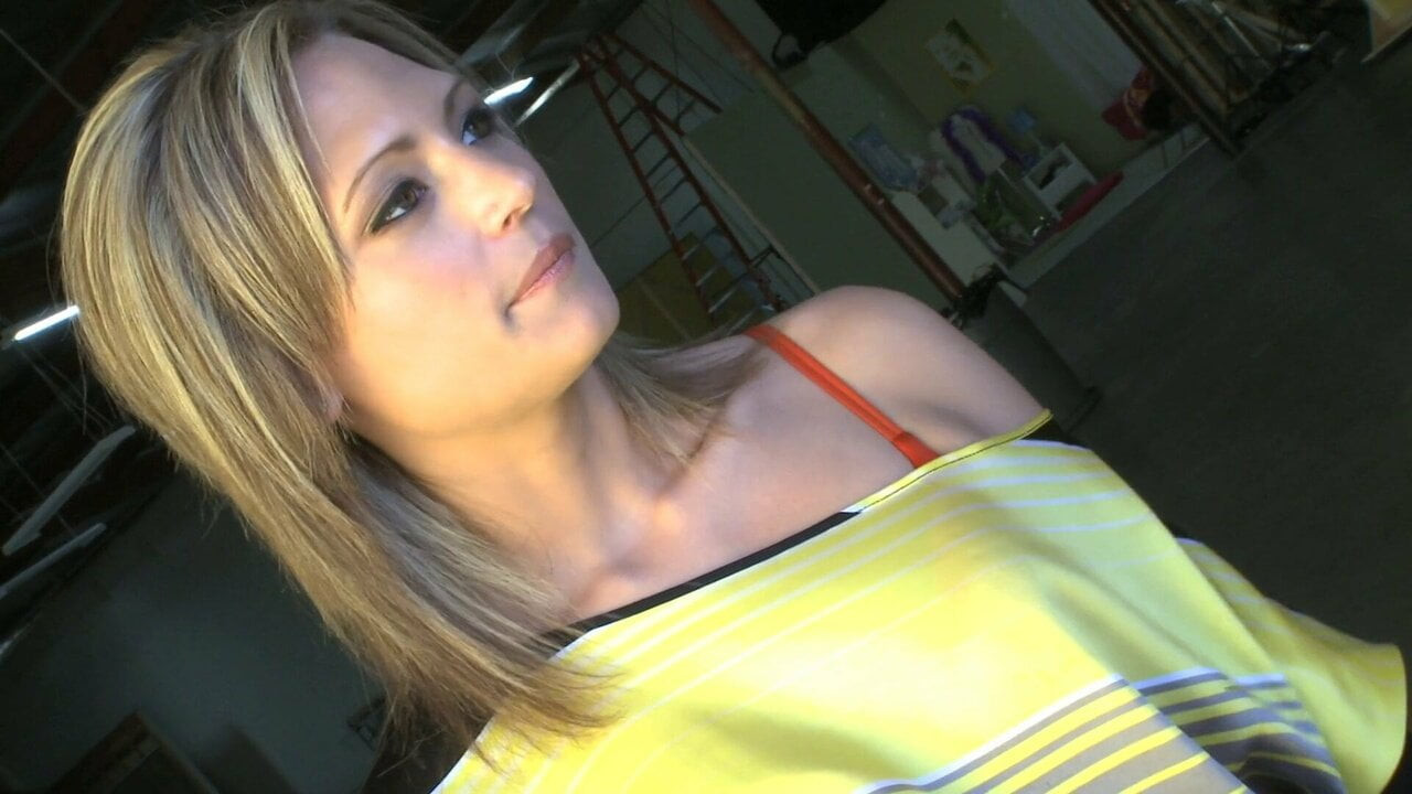 Une blonde aux seins naturels gémit pendant que un mec la baise