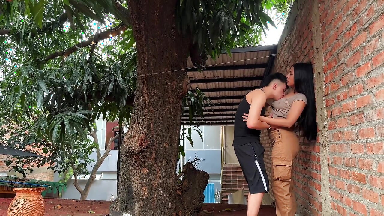 Kolombiyalı komşumu ağacımdan mango çalarken yakaladım ve sonunda bahçede seviştik! - Uzay Yapımları