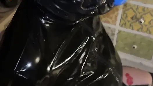 Latexkleid Und Sturmhaube Mit Ballgag Und Vibrator