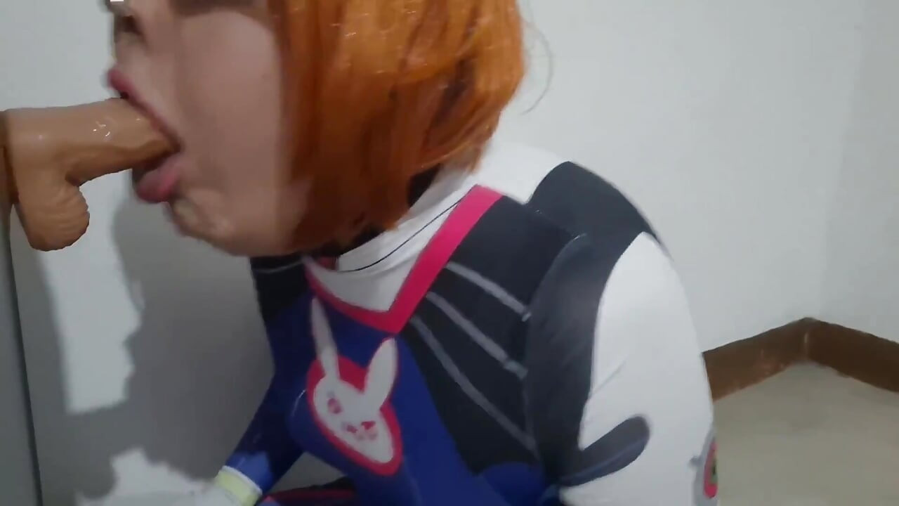Volledige Versie: Femboy Met Dva Cosplay En BDSM-neusneuken Die Een Pijpbeurt Geven, Sperma Eten En Diep in Keel Aan Grote Dildo