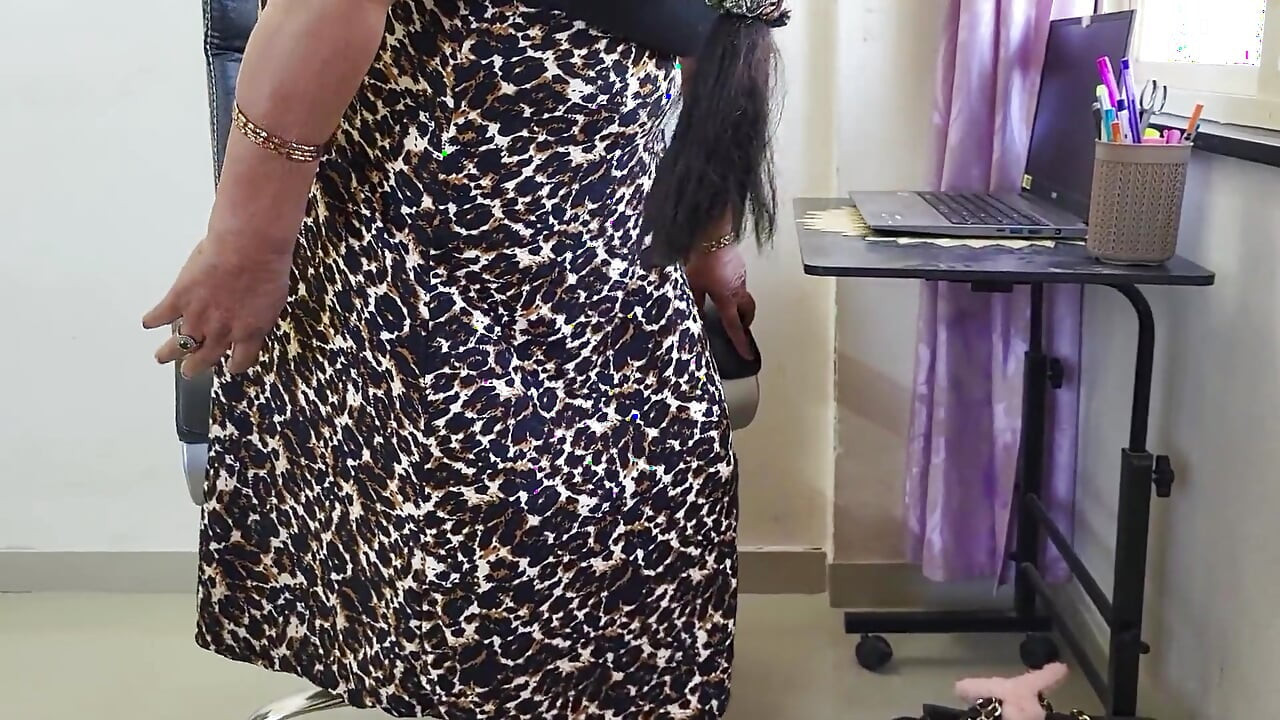 Irodai elfoglalt lány annyira, hogy ilyen kevés időt csináljon