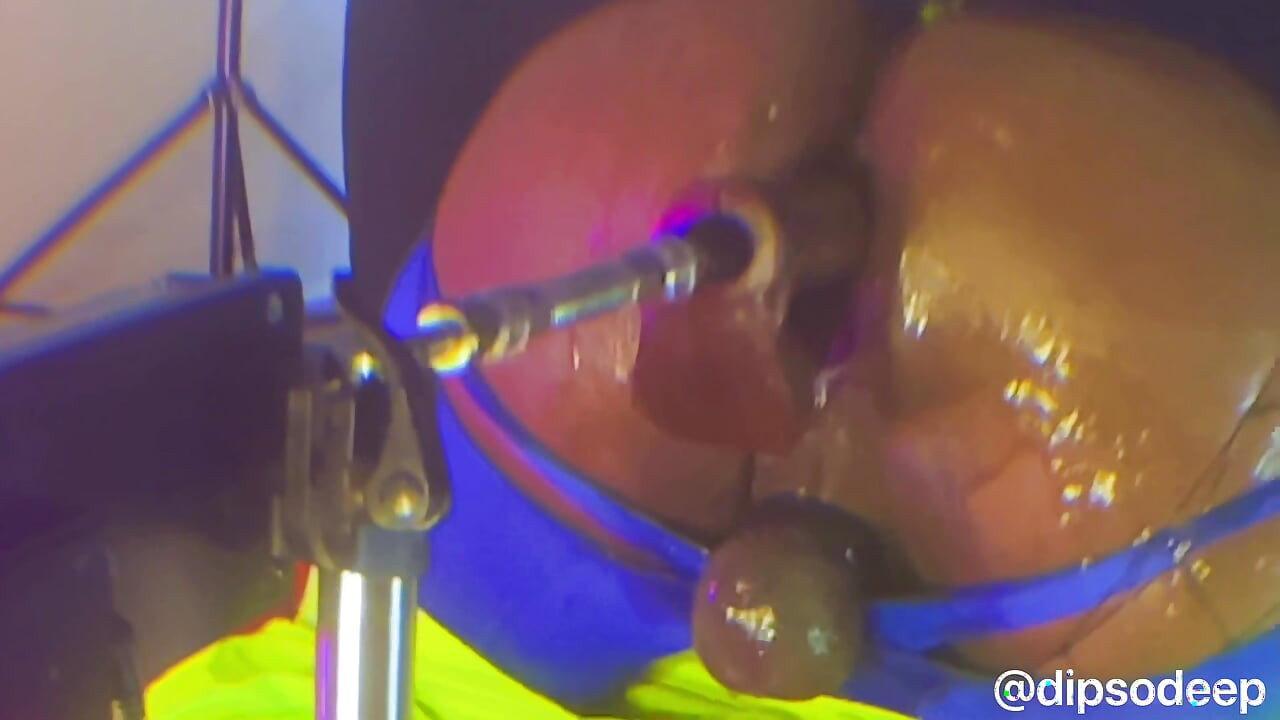 泡泡屁股在性爱机器上用假阳具按摩小穴