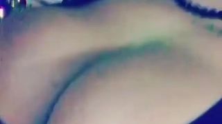 Сексуальная брюнетка с большими сиськами в любительском видео