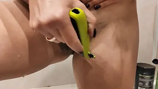 Девушка бреет киску перед оральным сексом со сводным братом в любительском видео