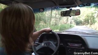 Abuela de 70 años follada en la carretera
