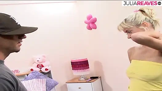 Blondes mädchen lutscht einen riesigen schwanz und reitet ihn dann zu einem massiven mund, abspritzen