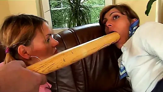 Cewek hot ini lagi asik muasin memeknya pakai mainan seks dan dientot habis-habisan di sofa