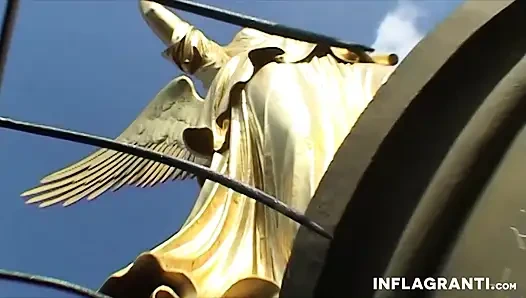 Возбужденных крош трахают в публичной оргии