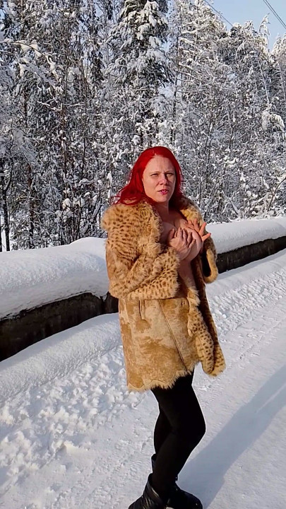 Sou uma puta ruiva, com os peitos à mostra, a andar por uma estrada na floresta no inverno!