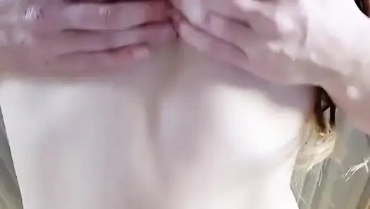 Kızıl saçlı çıplak vücudunu gösteriyor