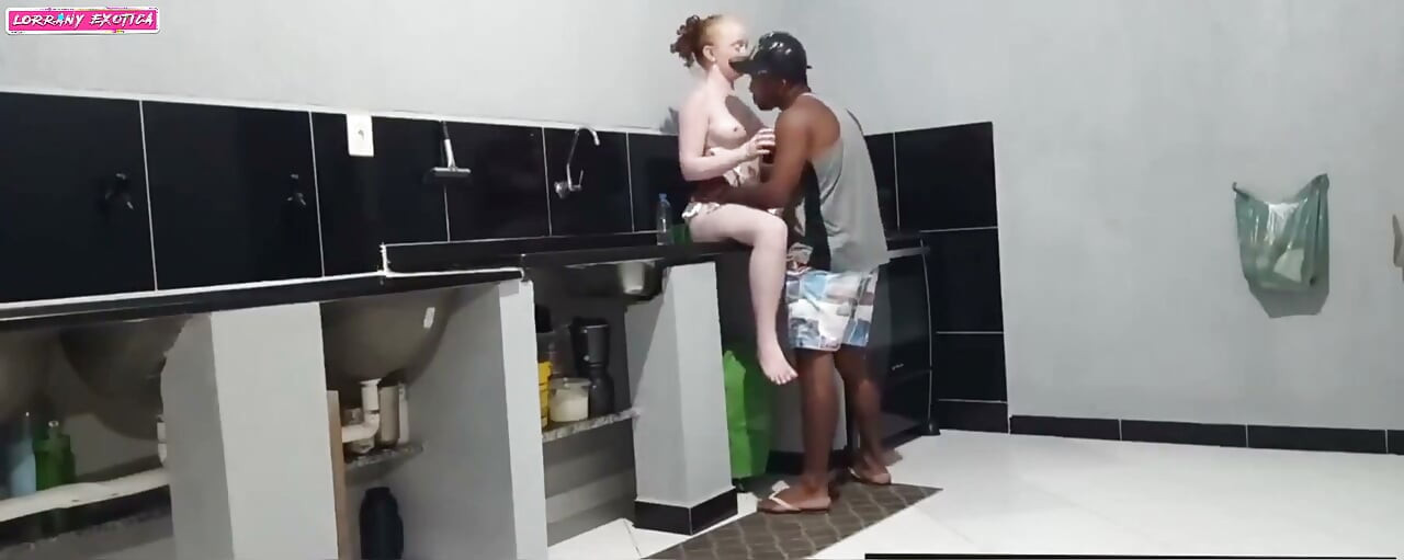 Saya berkongkek dengan penunggang penghantaran dan membuatkannya mengongkek saya dengan banyak seks sehingga dia memancut semua spermanya pada saya