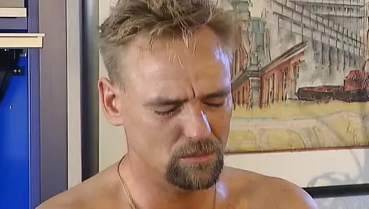 Блондинка-бомба Жадно Заглатывает Массивный Член