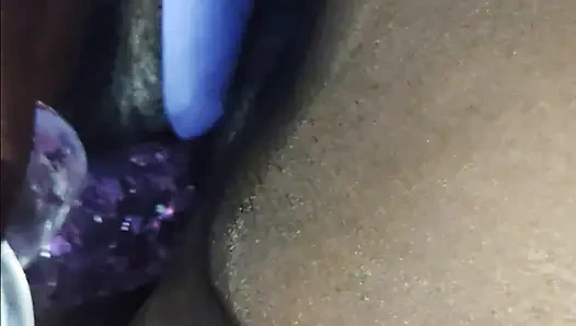 Lola Bunni засовывает это в ее киску!!