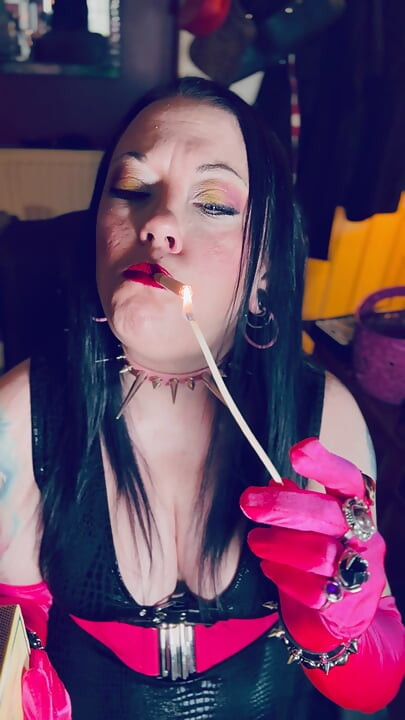 Ona je najbolja u svom poslu! Tina Snua pali cigaretu šibicama i puši u rukavicama
