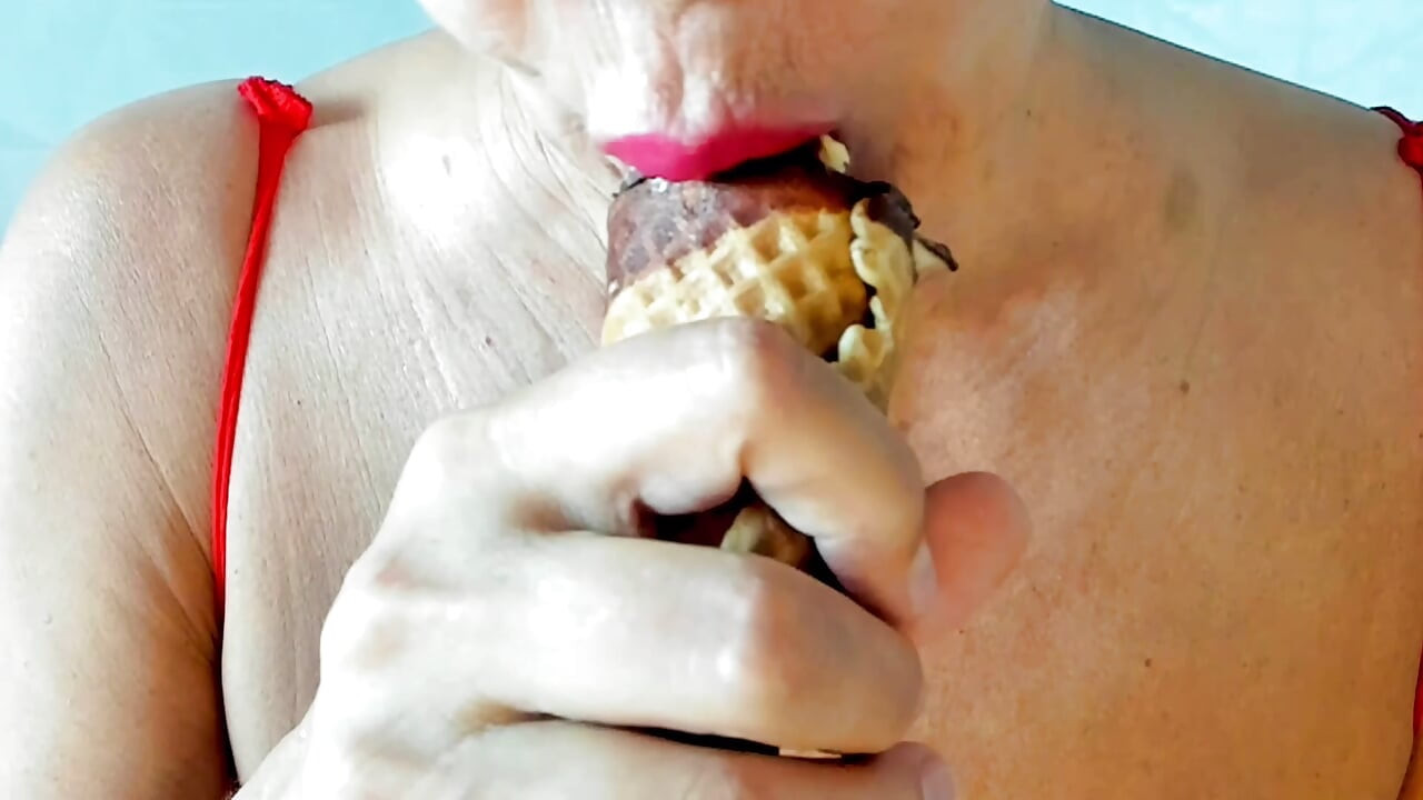 Femdom foodfetish swallow sperm with ise cream