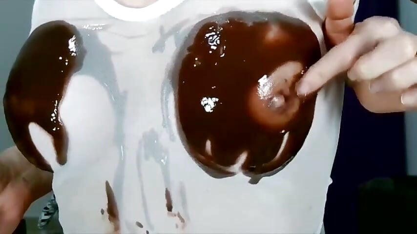 Διαβροχή βυζιών, βυζιών και θηλών με σοκολάτα