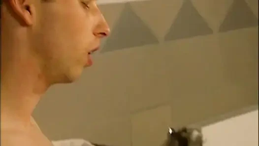 Молодую винтажную девушку с тугой киской трахнули и камшот в рот от большого члена