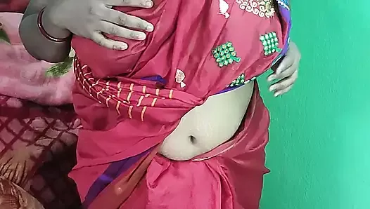 Une femme indienne sexy fait pipi, très sexy et sexy