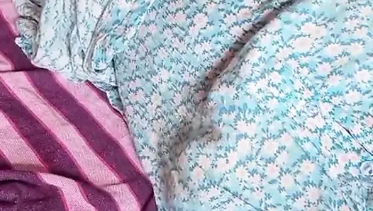 Sri Lankalı aktris Anne banyoda geceleri amcığı ve büyük doğal göğüsleriyle oynuyor