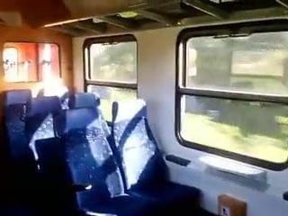 Esposa con vidrio chupa en tren