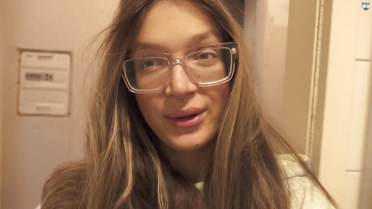 Sexo atrevido com Nika Cyberslut no café da manhã