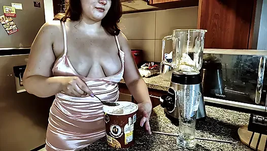 Nicole'un sallaması ve karnımı şişiriyor ve sonra kıllı amcığımı ve selülit götümü teşhir ediyor