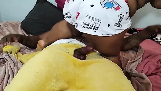 Pantat sempit cewek kurcaci ini dientot habis-habisan sama kontol besar