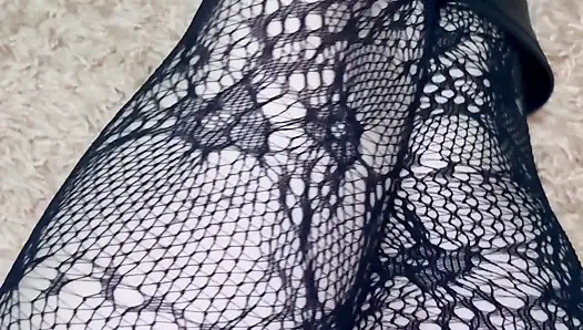 Играю с моими ногами в сексуальных чулках и сапогах