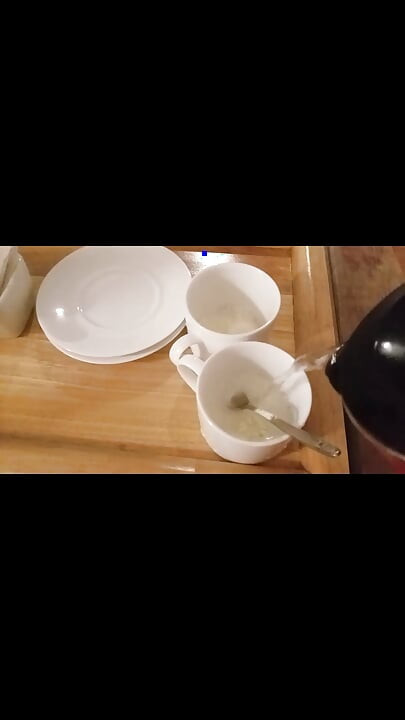 내 친구가 나를 핑거링하고 있다.